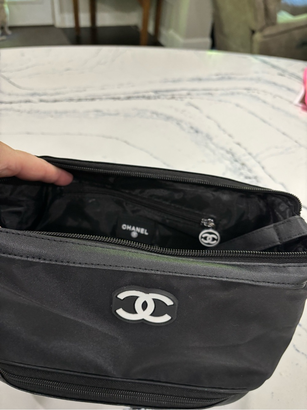 CHANEL Black Cosmetic Bag with CC Logo - Picture 5 of 7